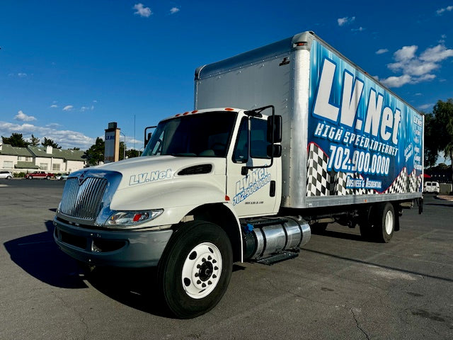 2017 International 4300 26 Foot Box truck